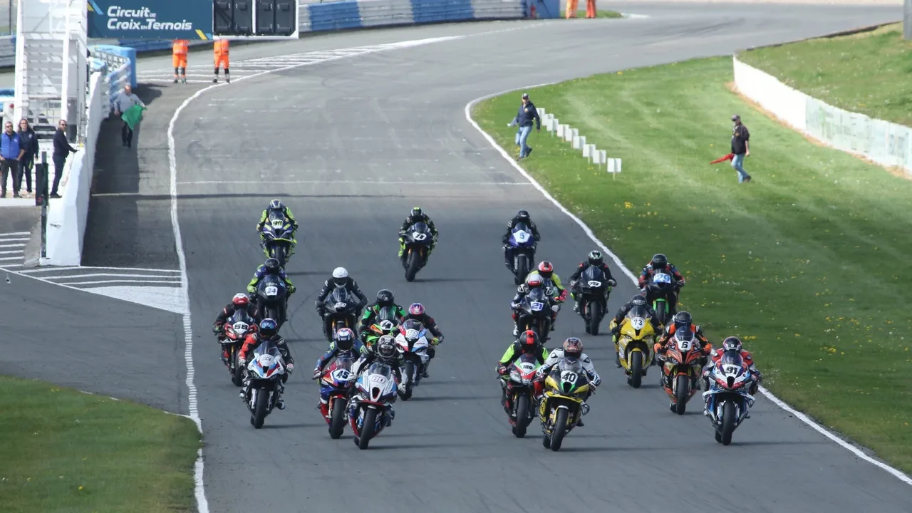 Le départ de la course du Championnat de Benelux Moto 2026 — Circuit de Croix-en-Ternois
